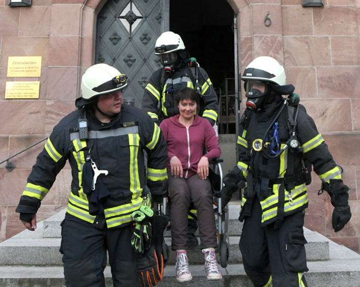 Rollstuhlfahrerin gerettet: Birgit Emming vom Zentralarchiv hat sich für die Aktion zur Verfügung gestellt. Foto: Landry
