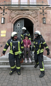 Rollstuhlfahrerin gerettet: Birgit Emming vom Zentralarchiv hat sich für die Aktion zur Verfügung gestellt. Foto: Landry