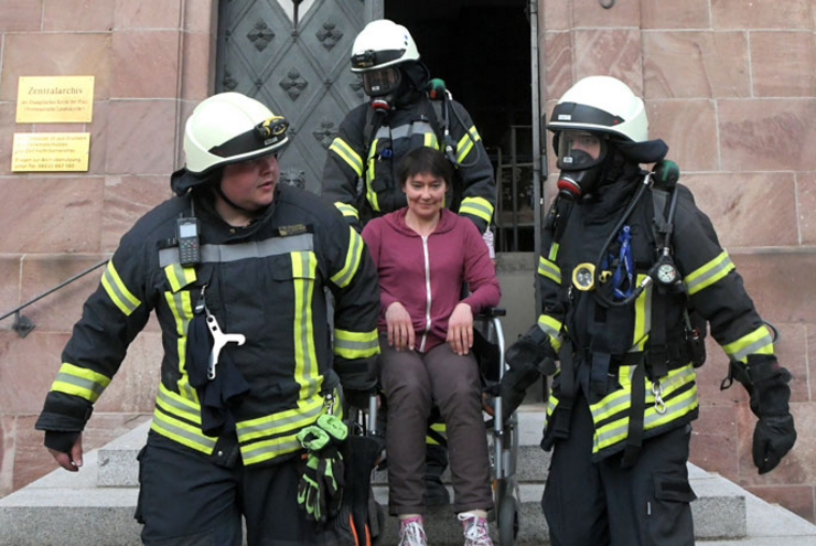 Rollstuhlfahrerin gerettet: Birgit Emming vom Zentralarchiv hat sich für die Aktion zur Verfügung gestellt. Foto: Landry