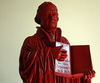 Lutherfigur mit Bibel. Foto: lk