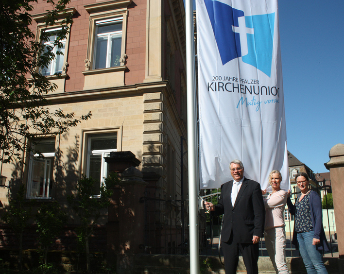 Kirchenpräsident Christian Schad und die Mitarbeiterinnen des Projektbüros, Mechthild Werner und Kerstin Herrmann (re.). Fotos: lk 