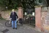 Lädt zum ­Mitradeln ein: Pfarrerin Elke Wedler-Krüger vor der Kirche Kleinfisch­lingen. Foto: Norman Krauß