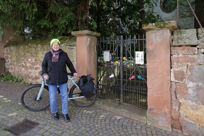 Lädt zum Mitradeln ein: Pfarrerin Elke Wedler-Krüger vor der Kirche Kleinfischlingen. Foto: Norman Krauß Lädt zum Mitradeln ein: Pfarrerin Elke Wedler-Krüger vor der Kirche Kleinfischlingen. Foto: Norman Krauß