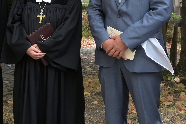 Kirchenpräsidentin Dorothee Wüst mit Pfarrer Florian Gärtner (Foto: lk/landry)