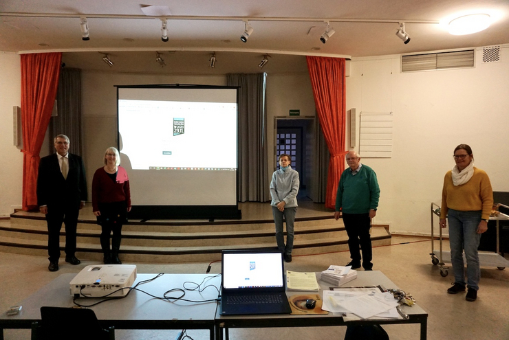Kirchenwahlen in der Friedenskirchengemeinde Ludwigshafen mit Presbytern, Pfarrerin Cornelia Zeißig und Kirchenpräsident Christian Schad. Foto: lk/Jahn