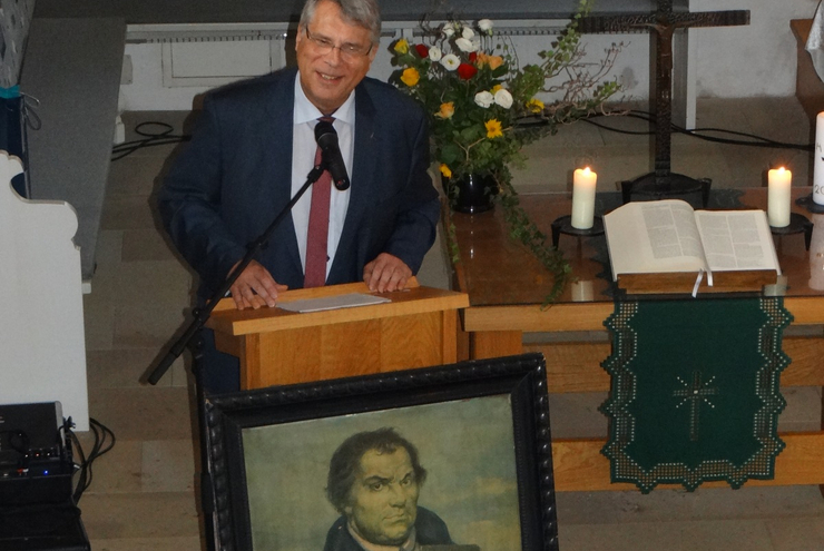 Als Ruf zur Umkehr und geistlichen Erneuerung sei die Reformation eine Bibelbewegung gewesen: Kirchenpräsident Christian Schad bei seinem Vortrag in Einöllen. Fotos: lk