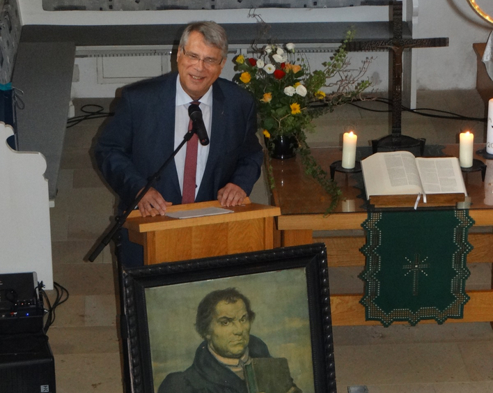 Als Ruf zur Umkehr und geistlichen Erneuerung sei die Reformation eine Bibelbewegung gewesen: Kirchenpräsident Christian Schad bei seinem Vortrag in Einöllen. Fotos: lk