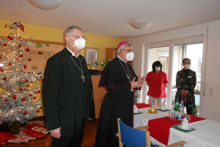 Kirchenpräsident Christian Schad, Bischof Karl-Heinz-Wiesemann und die Leiterin des CAZ St. Hedwig, Jutta Asal von Wuthenau. Foto: lk/Jung.