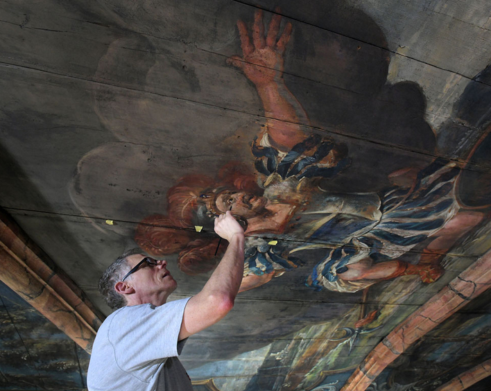 Feinstarbeit: Restaurator Martin Dertinger... 