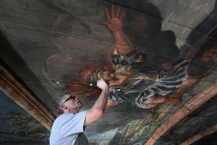 Feinstarbeit: Restaurator Martin Dertinger... 