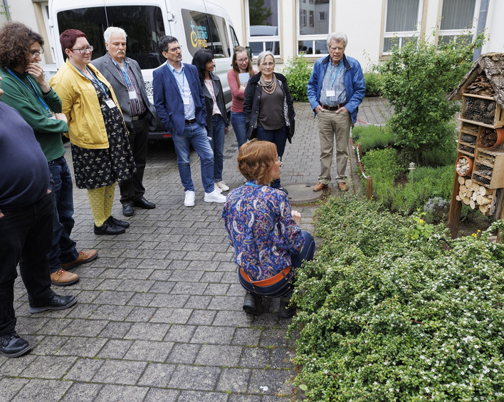Synodale konnten sich bei einem Workshop selbst ein Bild davon machen, wie Biodiversität auf kirchlichen Grundstücken gefördert werden kann. Foto: view
