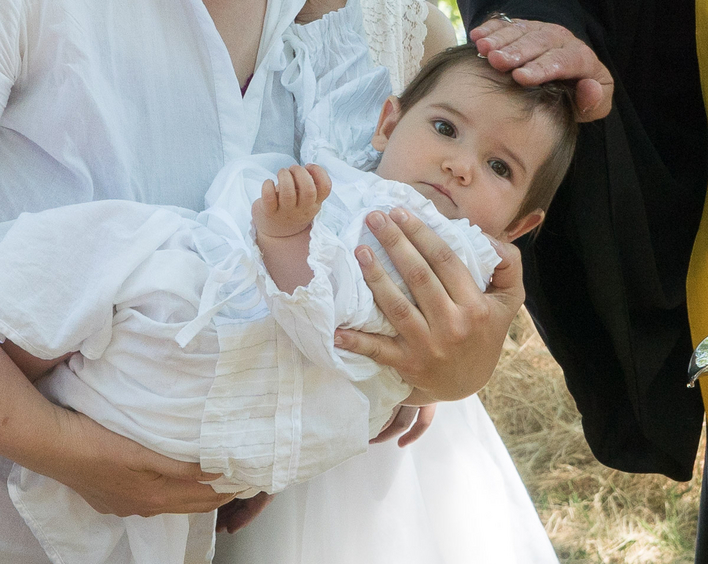 Familien folgten gerne der Einladung zum Tauffest. Hier wird die kleine Johanna getauft. Foto: lk/Wagner