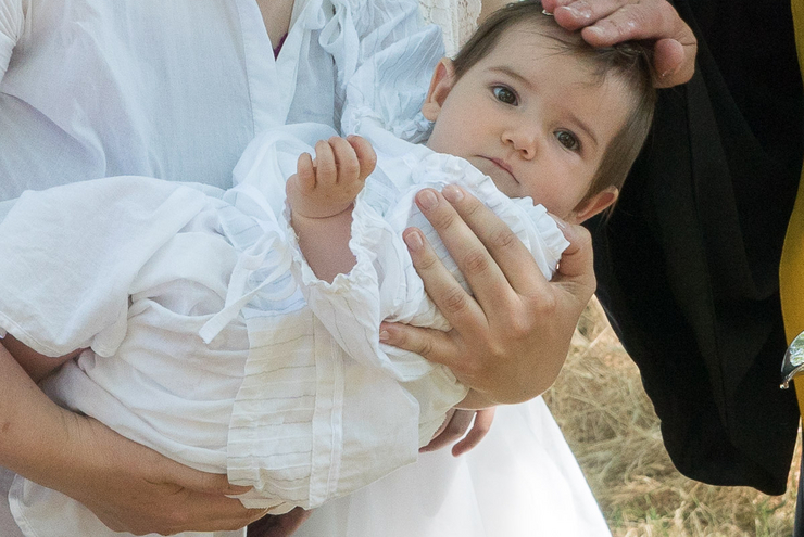 Familien folgten gerne der Einladung zum Tauffest. Hier wird die kleine Johanna getauft. Foto: lk/Wagner