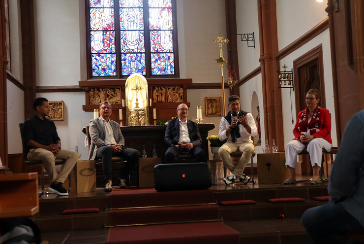 Unterhalten sich in der katholischen Kirche über Fußball und den lieben Gott: Kirche EX-FCK-Profi Ratinho, FCK-Verwaltungsratsvorsitzender Rainer Keßler, Sportpfarrer Ralf Neuschwander, Weltschiedsrichter Markus Merk und Oberkirchenrätin und FCK-Fan Marianne Wagner (von links). Foto: lk