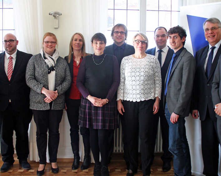 Die neuen Pfarrerinnen und Pfarrer mit Oberkirchenrätin Marianne Wagner (li.) und Kirchenpräsident Christian Schad (2.v.re.). Foto: lk