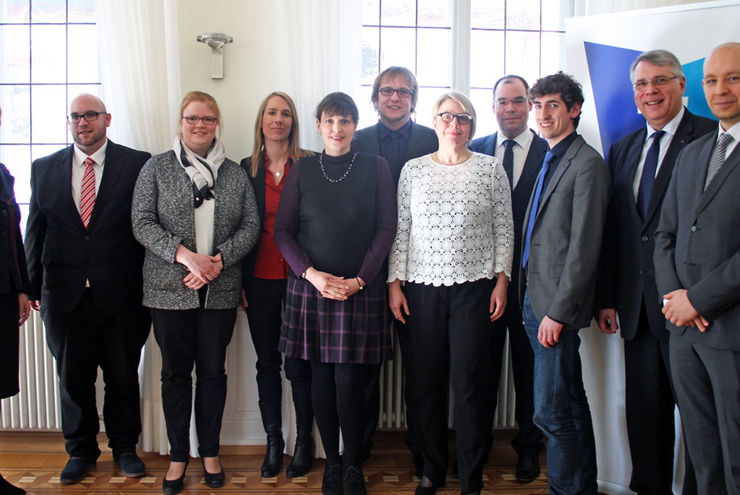 Die neuen Pfarrerinnen und Pfarrer mit Oberkirchenrätin Marianne Wagner (li.) und Kirchenpräsident Christian Schad (2.v.re.). Foto: lk
