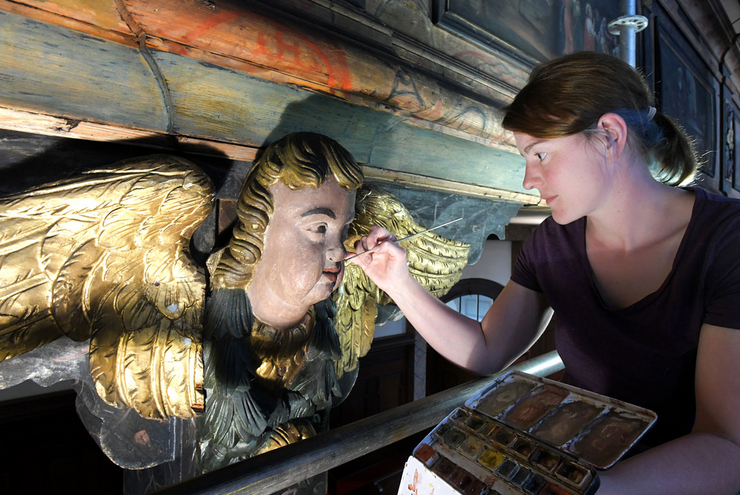 ...und Restauratorin Theresa Marx verleihen Gemälden und Figuren den letzten Schliff. Fotos: Landry