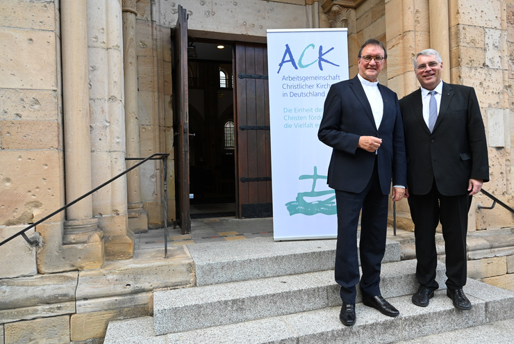 Der ehemalige Bischof Martin Hein mit Kirchenpräsident Christian Schad (Foto: lk/Rummel).