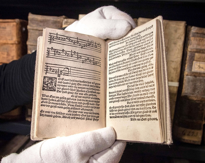 Gilt als das erste Gemeindegesangbuch der Welt: Das Erfurter Faerbefass-Enchiridion aus dem Jahr 1524 in der Marktkirchenbibliothek Goslar. Foto: epd-bild/Martin Schenk