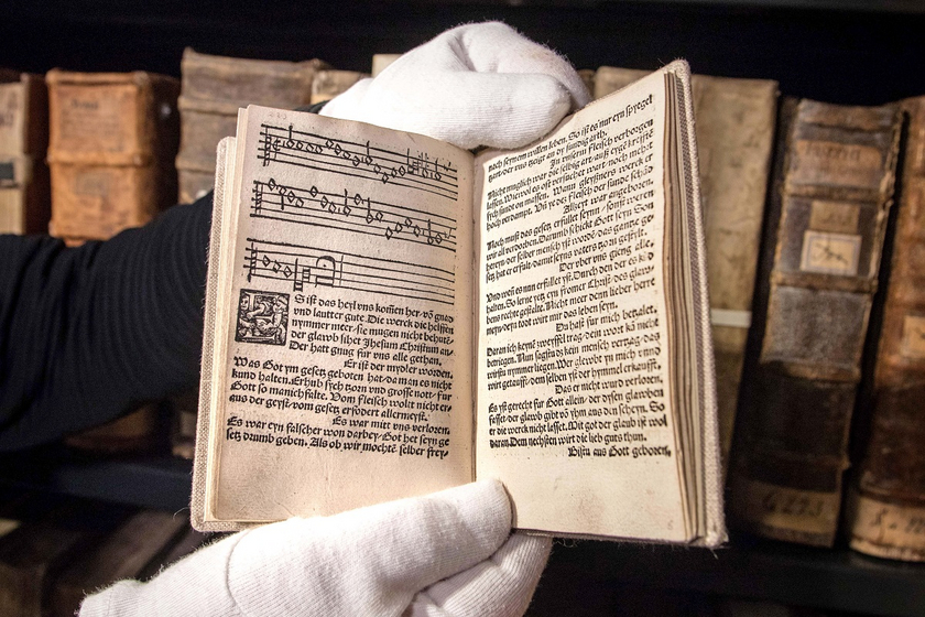 Gilt als das erste Gemeindegesangbuch der Welt: Das Erfurter Faerbefass-Enchiridion aus dem Jahr 1524 in der Marktkirchenbibliothek Goslar. Foto: epd-bild/Martin Schenk Gilt als das erste Gemeindegesangbuch der Welt: Das Erfurter Faerbefass-Enchiridion aus dem Jahr 1524 in der Marktkirchenbibliothek Goslar. Foto: epd-bild/Martin Schenk
