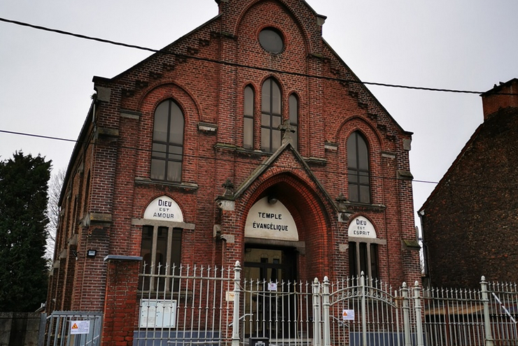 Fassade der besichtigten Kirche in Charleroi-Marcinelle.