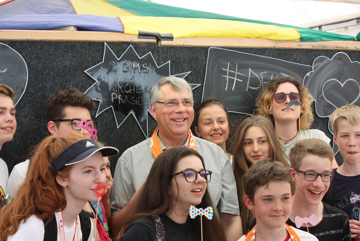 Selfie mit dem Kirchenpräsidenten: Die Jugendlichen aus Kaiserslautern mit Jugendreferentin Kira Bauer (hinten rechts).