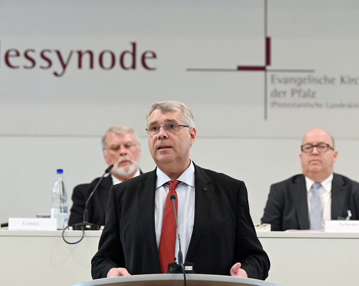 Zum Auftakt der Synode hielt Kirchenpräsident Christian Schad seinen Bericht. Foto: Landry