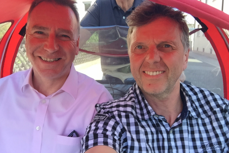 Zwei unter einem Dach: Rainer Brunck und Werner Busch haben das Rikscha-Projekt ins Rollen gebracht. Foto: R. Brunck