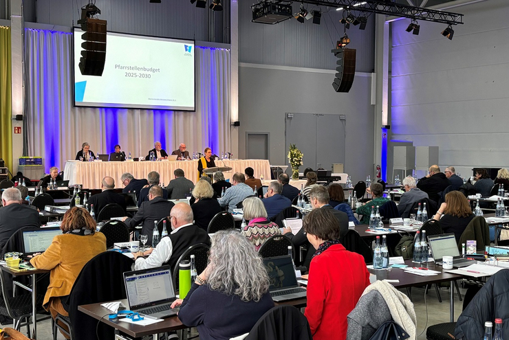 Marianne Wagner (Mitte am Rednerpult) stellte den Synodalen das neue Pfarrstellenbudget vor. Foto: lk/Krümpelmann