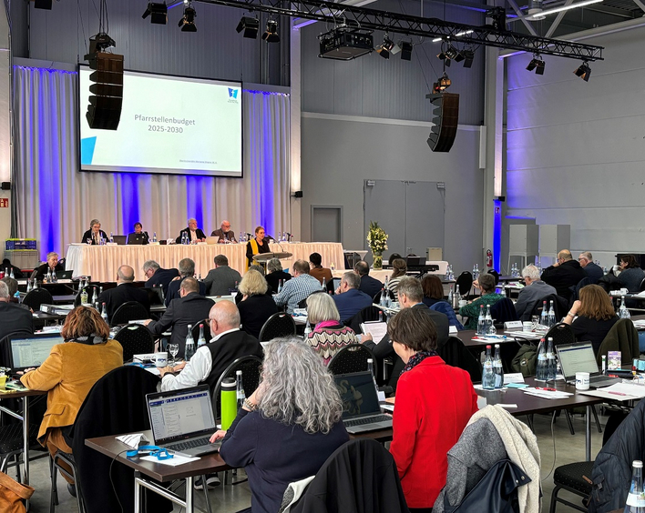 Marianne Wagner (Mitte am Rednerpult) stellte den Synodalen das neue Pfarrstellenbudget vor. Foto: lk/Krümpelmann