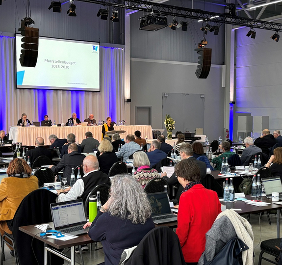 Marianne Wagner (Mitte am Rednerpult) stellte den Synodalen das neue Pfarrstellenbudget vor. Foto: lk/Krümpelmann