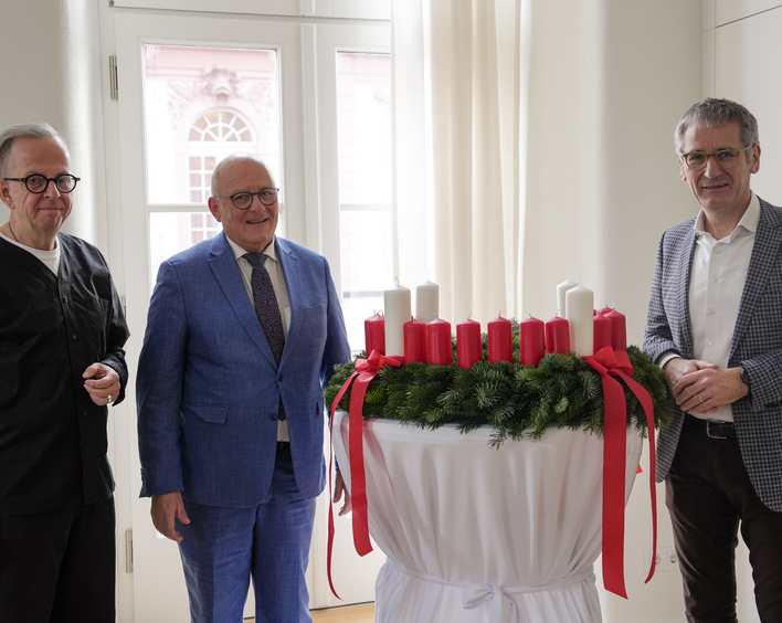 v.l. Kirchenrat Wolfgang Schumacher, Beauftragter der Evangelischen Kirchen in Rheinland-Pfalz, Landespfarrer Albrecht Bähr, Sprecher der Geschäftsführung der AG Diakonie in Rheinland-Pfalz, und Hendrik Hering, Präsident des rheinland-pfälzischen Landtages.  Foto: Landtag RLP