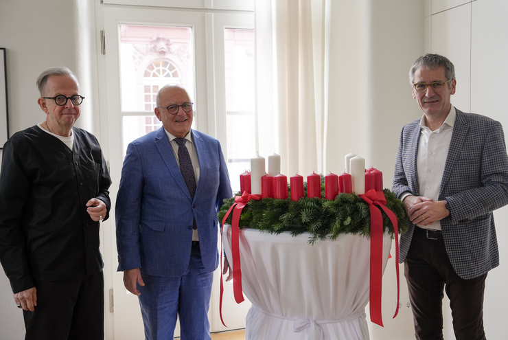 v.l. Kirchenrat Wolfgang Schumacher, Beauftragter der Evangelischen Kirchen in Rheinland-Pfalz, Landespfarrer Albrecht Bähr, Sprecher der Geschäftsführung der AG Diakonie in Rheinland-Pfalz, und Hendrik Hering, Präsident des rheinland-pfälzischen Landtages.  Foto: Landtag RLP