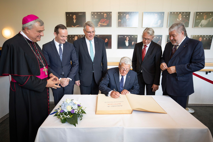 Eintrag ins Goldene Buch, flankiert von Bischof Karl-Heinz Wiesemann, dem stellvertretenden Ministerpräsidenten Volker Wissing, Kirchenpräsident Christian Schad, Oberbürgermeister Klaus Weichel und dem ehemaligen Ministerpräsidenten Kurt Beck (v.l.). Foto: view