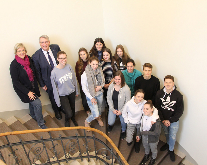 Besuch bei Kirchenpräsident Christian Schad: Schülerinnen und Schüler des Neustadter Kurfürst-Ruprecht-Gymnasiums mit Religionslehrerin Ute Friedberg. Foto: lk