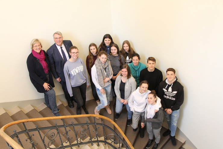 Besuch bei Kirchenpräsident Christian Schad: Schülerinnen und Schüler des Neustadter Kurfürst-Ruprecht-Gymnasiums mit Religionslehrerin Ute Friedberg. Foto: lk