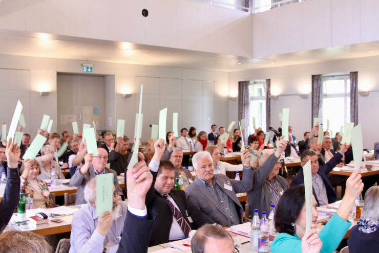 Einstimmig: Zur Gleichstellung von Trauung und gottesdienstlicher Begleitung hat die Synode die Kirchenbuchordnung geändert. Foto: lk