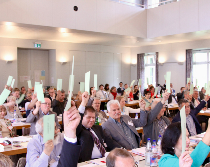 Einstimmig: Zur Gleichstellung von Trauung und gottesdienstlicher Begleitung hat die Synode die Kirchenbuchordnung geändert. Foto: lk