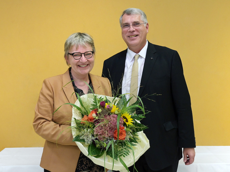 Kirchenpräsident Christian Schad gratuliert Oberkirchenrätin Dorothee Wüst zur Wahl. Foto: lk/Landry. Kirchenpräsident Christian Schad gratuliert Oberkirchenrätin Dorothee Wüst zur Wahl. Foto: lk/Landry.