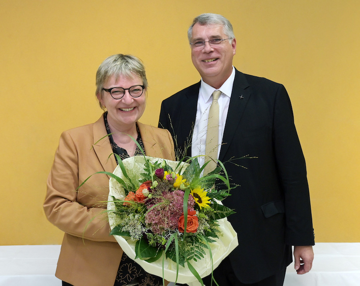 Kirchenpräsident Christian Schad gratuliert Oberkirchenrätin Dorothee Wüst zur Wahl. Foto: lk/Landry.