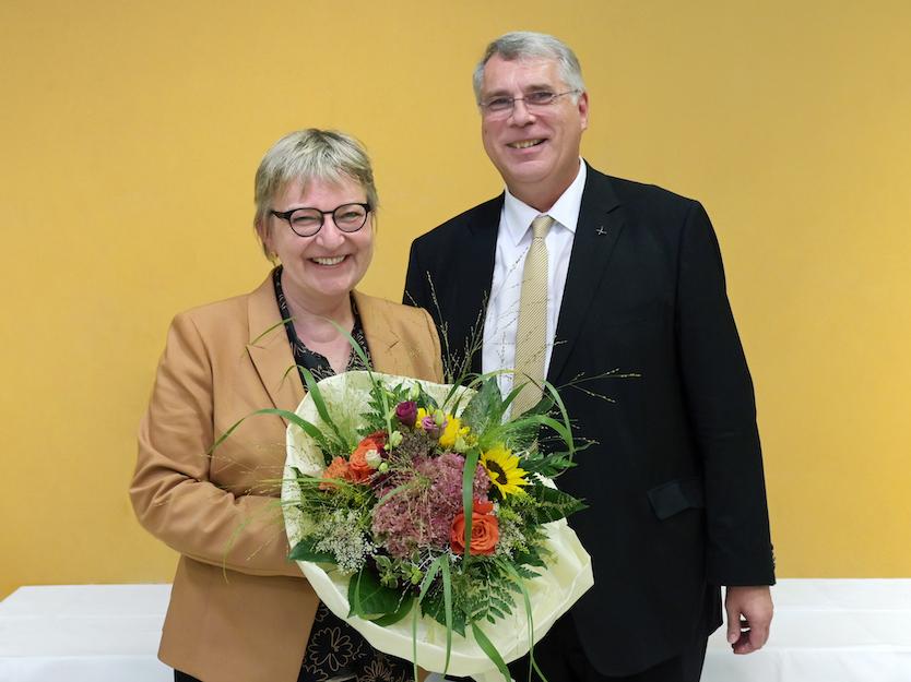 Kirchenpräsident Christian Schad gratuliert Oberkirchenrätin Dorothee Wüst zur Wahl. Foto: lk/Landry.