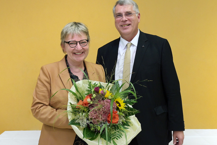 Kirchenpräsident Christian Schad gratuliert Oberkirchenrätin Dorothee Wüst zur Wahl. Foto: lk/Landry.