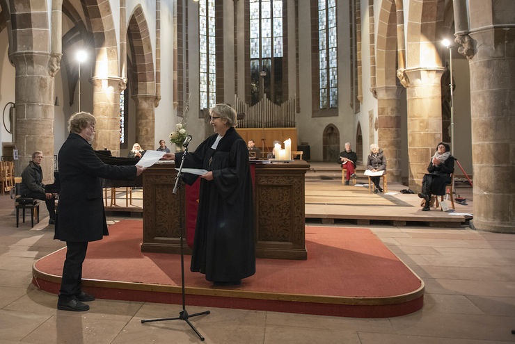 Volker Elsenbast erhält die Abschiedsurkunde von Oberkirchenrätin Dorothee Wüst. Foto: lk/Iversen