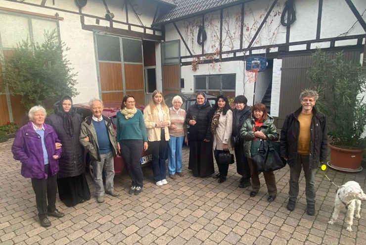 Ein wenig Entspannung im Weingut: Oberin Mutter Serafima (2. v. l.) mit ihren Mitarbeiterinnen und Mitgliedern des Arbeitskreises Ukraine. (Foto: DeVil)