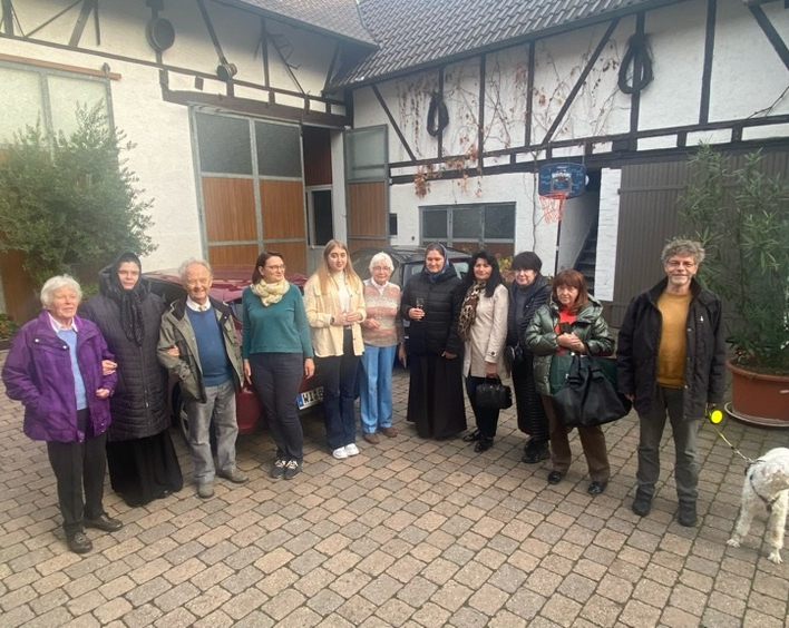 Ein wenig Entspannung im Weingut: Oberin Mutter Serafima (2. v. l.) mit ihren Mitarbeiterinnen und Mitgliedern des Arbeitskreises Ukraine. (Foto: DeVil)