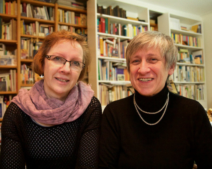 Die Vorsitzende des Diakonissenvereins Frankenthal, Dekanin Sieglinde Ganz-Walther (rechts), und Präsenzkraft Yvonne Schall. 