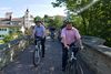 Treten kräftig in die Pedale: Kirchenpräsident Christian Schad und Dekan Matthias Schwarz auf der alten Brücke in Lauterecken. Fotos: LK