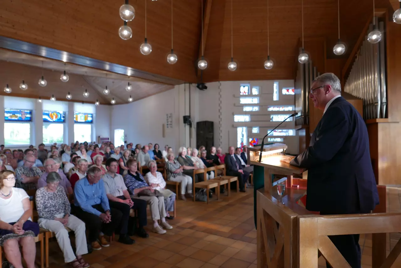 Kirchenpräsident Schad eröffnet den Vortragsabend „protestantisch bewegt“ mit einem Grußwort in der Otterbacher Christuskirche.