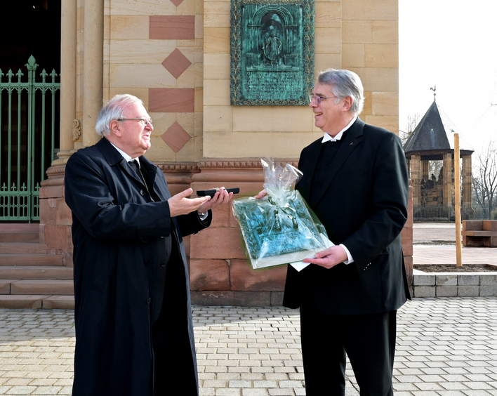 Weihbischof Otto Georgens übergibt das Geschenk von Bischof Karl-Heinz Wiesemann an Kirchenpräsident Christian Schad. Foto: Landry.