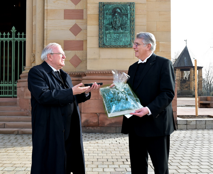 Weihbischof Otto Georgens übergibt das Geschenk von Bischof Karl-Heinz Wiesemann an Kirchenpräsident Christian Schad. Foto: Landry. Weihbischof Otto Georgens übergibt das Geschenk von Bischof Karl-Heinz Wiesemann an Kirchenpräsident Christian Schad. Foto: Landry.